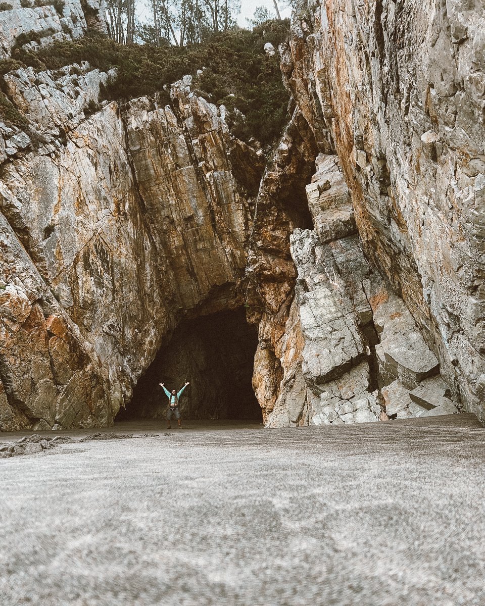 A view at the pretty huge Cave at Playa Barayo.
#vanlifeproject #homeonwheels #vanlifelove #vanlifefreedom #vanliferoadtrip #vanlifeproject #vanlifejournal #vanlifeadventure #movingtheway #keepyourspiritmoving #asturias #playabarayo #spainasturias #vanlifespain #vanlifeesspagna