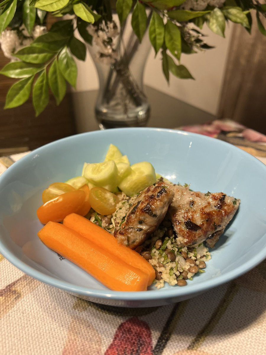 Healthy dinner ideas for kids. 

Thai chicken burger, lentils, cucumber, cherry tomatoes, snacking carrots.

Stay healthy future generation.

With Love from Anastasia. ❤️

#healthylifestyle #healthyideas