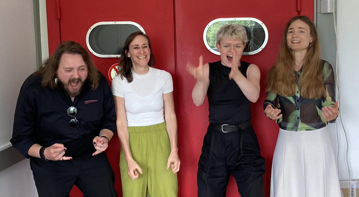 yeah!
das sind die ausgezeichneten autor:innen:

martin piekar - kelag-preis und publikumspreis

anna felnhofer - deutschlandfunkpreis

laura leupi - 3satpreis

valeria gordeev - bachmannpreisträgerin

congrats!

#tddl
#literatur