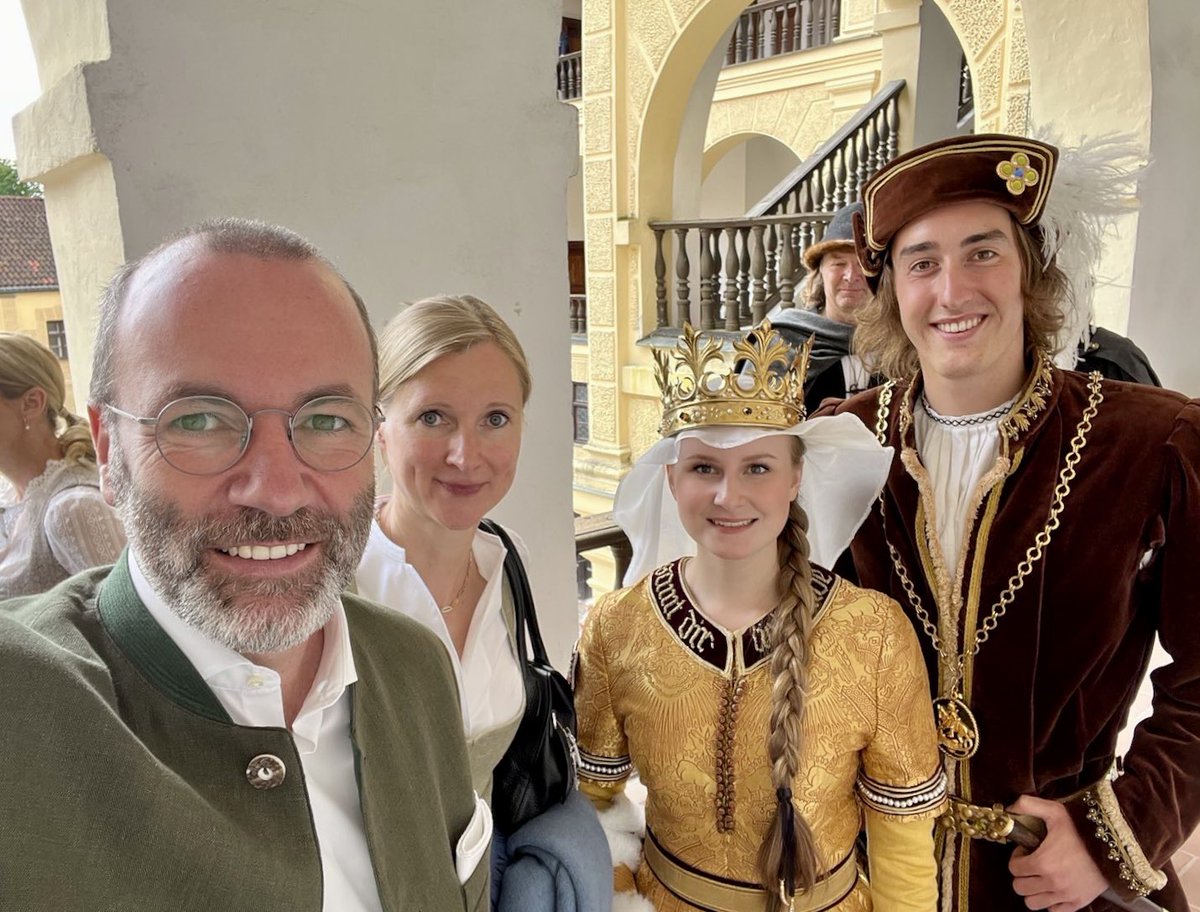 ManfredWeber's tweet photo. Auftakt zur #LandshuterHochzeit auf der Burg #Trausnitz mit dem Brautpaar. Später geht es runter in die Stadt zum historischen Hochzeitszug und dem Ritterturnier. Eine großartige Leistung der vielen Mitwirkenden und Helfer! https://t.co/D7AbOamazE