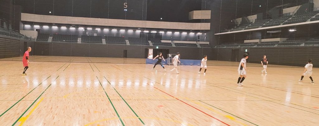 FutsalVendaval's tweet photo. 【練習試合】
先日第2節で対戦したラゾスさんとの練習試合でした。
無失点は久しぶりというか、今まであったかなと。FPが体を張ったディフェンスをしていたという結果ですかね。
ただ、決定力や細かいミスなど修正はまだまだあります。
次節は一週間後なので、次回の平日練習で仕上げていきましょう～ https://t.co/CmJOMIYDIu
