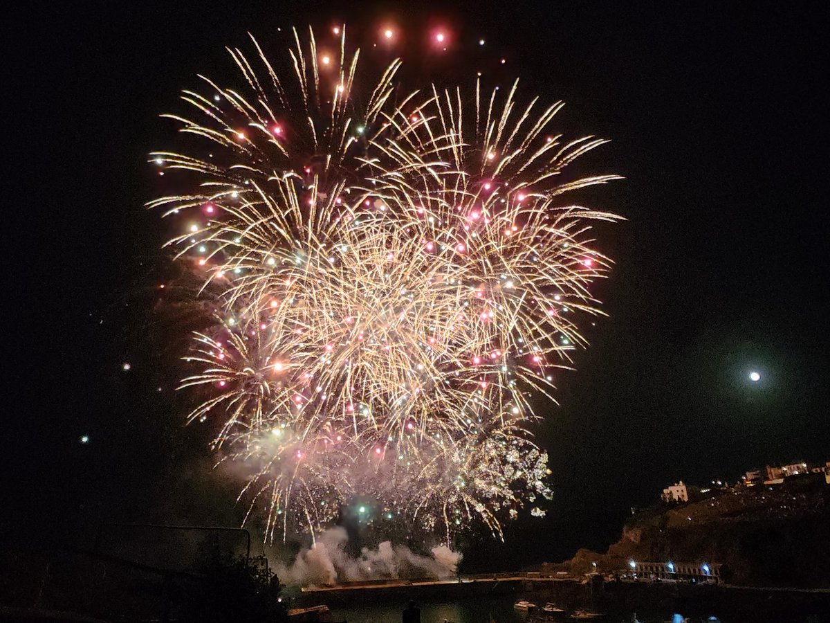 JamesMustoe1's tweet photo. And some fireworks from the grand finale!
#mevagissey #mevafeastweek #coastalcommunity #Cornwall
@BBCCornwall https://t.co/u0520JdHl7