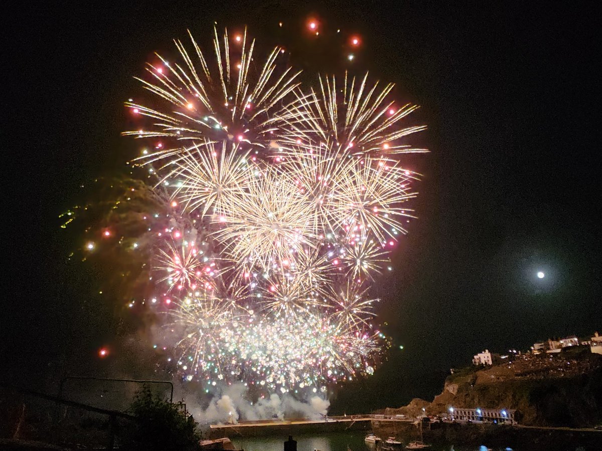 JamesMustoe1's tweet photo. And some fireworks from the grand finale!
#mevagissey #mevafeastweek #coastalcommunity #Cornwall
@BBCCornwall https://t.co/u0520JdHl7