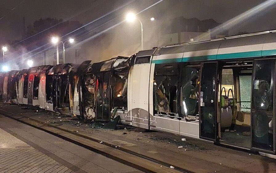Fransa
Tramvaylar yakıldı