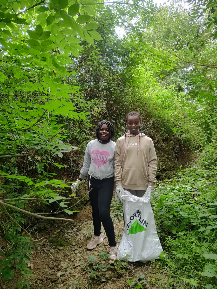 Jornada junto al PEC Salburua Programa Municipal de Educacion de Calle para crear #concienciaambiental. Es necesario cuidar nuestros ríos desechando correctamente nuestros residuos, por ejemplo.