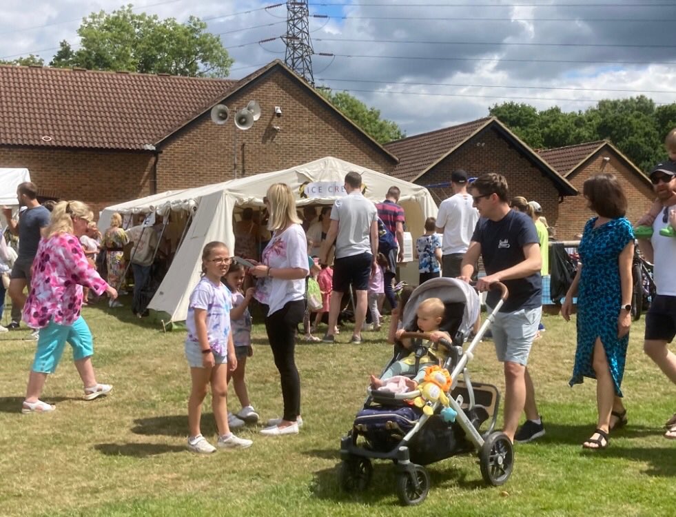 ZebonCopse's tweet photo. Weather’s looking perfect for this afternoon for the Zebon Copse Summer Fete 1-5pm at the Community Centre.
Entry’s FREE &amp; there’s lots going on including fun fair, stalls, children’s crafts, Beat the goalie, BBQ, beer tent, live band, dog agility &amp; Dog Show. 
#ZCRAFete https://t.co/0udtpHtSPI