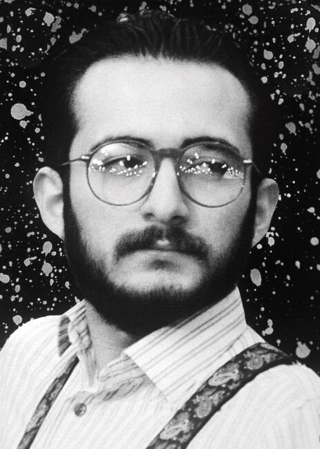 yesimozlu06's tweet photo. HASRET GÜLTEKİN

Sivas 1993:
Hasret Gültekin, 1993 yılında Sivas’ta gerçekleştirilen 4. Geleneksel Pir Sultan Abdal Kültür Şenlikleri’ne çağrılı sanatçılardan biriydi. 29 Haziran günü Almanya’dan uçakla Ankara’ya geldi. 30 Haziran akşamı da Musa Eroğlu’nun arabasıyla Sivas’a doğru yola çıktılar.

1 Temmuz Perşembe günü Şenlik programı kapsamında etkinlikler başladı. Açılış töreninden sonra Hasret Gültekin solo konserini verdi. Alkışlar eşliğinde sahneden ayrıldı. 2 Temmuz Cuma günü ise Şenlik programının Sivas Merkez’deki ikinci etabı başladı. Hasret Gültekin, o gün Han köyünde yaşayan ailesini ziyaret etmeyi planlıyordu; fakat öğlen saatlerinde olaylar başladı. Cuma namazından çıkan saldırganlar sloganlar eşliğinde Valilik Binası’na doğru yürümeye başladı. Kısa bir süre sonra sayıları on binleri bulan saldırganlar tarafından Madımak Otel’i kuşatıldı. Hasret Gültekin de Şenlik kapsamında Sivas’a gelmiş olan yüzlerce kişi gibi otelin içinde kuşatılmış durumdaydı. Akşam saatlerinde de otel ateşe verildi.
Hasret Gültekin (22), Sivas’ın İmranlı kazasına bağlı Han Köyü’nde defnedildi.

#unutMADIMAKlımda