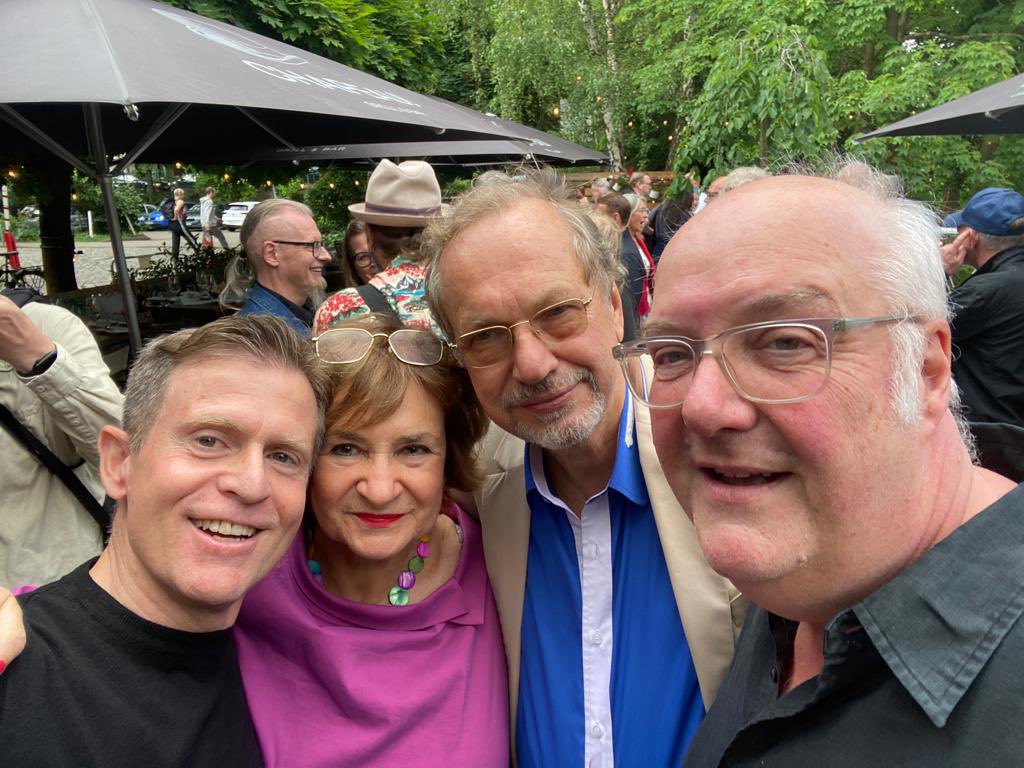 Ein Großer des Rock ‚n‘ Roll, Michael Bisping, verlässt die Bühne und die ganze Branche kam, um ihn und seine Lebensleistung zu feiern. 28 Jahre warst  Du Vorstandsmitglied des IDKV/bdv und hast einen maßgeblichen Anteil ￼an dem, was der Verband
heute darstellt. Chapeau!