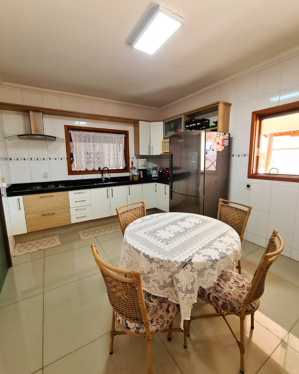 bomlar1980's tweet photo. REF.: 25922.

🔹3 suítes,
🔹sala para 3 ambientes,
🔹lareira,
🔹sala de tv,
🔹cozinha planejada,
🔹adega,
🔹espaço gourmet com churrasqueira,
🔹piscina aquecida,
🔹garagem coberta para 2 carros,
🔹área total do terreno com 316 m²,

📱 19 99882.9889 https://t.co/dbHqhMBHGc