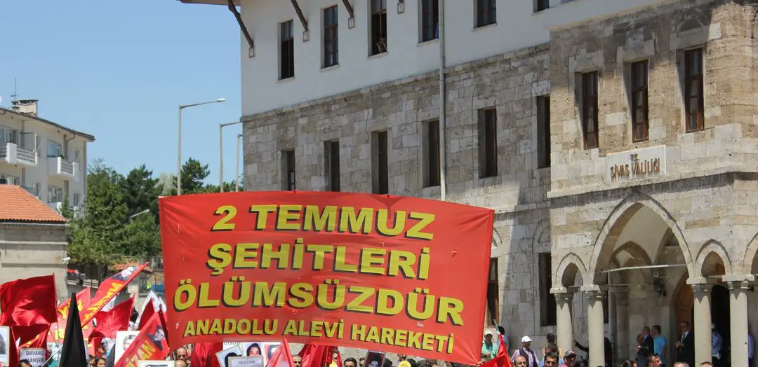 DevrimEmekcisi's tweet photo. KERBELA' DA HÜSEYİN 
DERSİM' DE SEYİT RIZA
SİVAS' TA PİR SULTAN' IZ

GÖRÜLMÜŞ DUYULMUŞ 
ŞEY DEĞİL 
BAŞ EĞDİĞİMİZ
HESABINI SORACAĞIZ

#unutMADIMAKlımda 
#2TemmuzSivasKatliamı
#2Temmuz1993 https://t.co/A9TRl3gzVJ