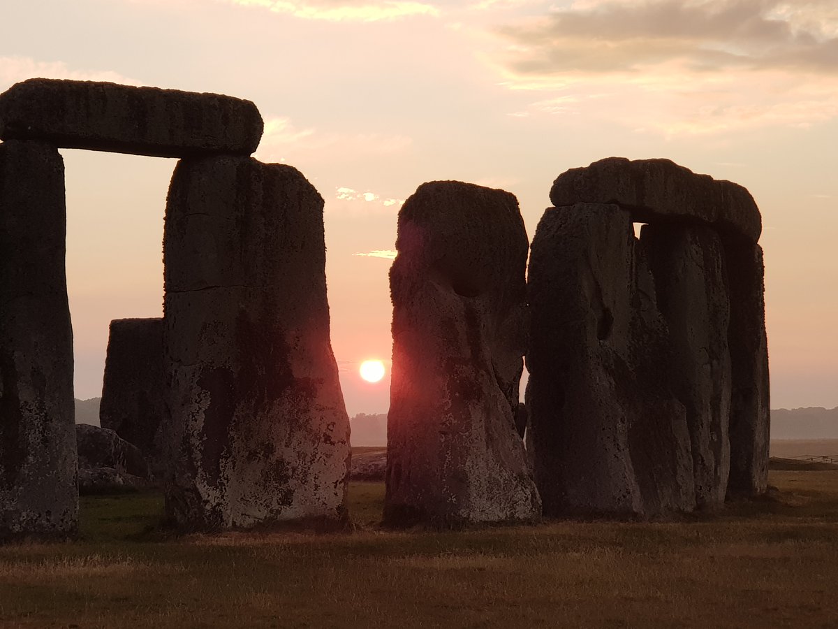 Sunrise at Stonehenge today (2nd July) was at 4.56am, sunset is at 9.25pm 🌤️