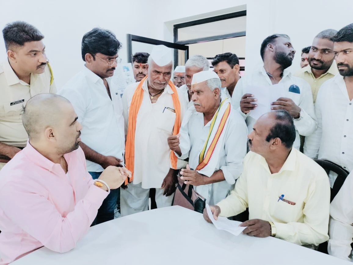 RamVSatpute's tweet photo. 📍जनता दरबार, माळशिरस
दि. २ जुलै २०२३

आज जनता दरबाराच्या माध्यमातून मतदारसंघातील जनतेशी संवाद साधत त्यांच्या अडीअडचणी जाणून घेतल्या आणि शक्य त्या सर्व अडचणी सोडविण्यासाठी आवश्यक कार्यवाही केली. माझ्या मतदारसंघातील मायबाप जनतेच्या समस्या समजून घेण्यासाठी व त्या सोडविण्यासाठी मी नेहमीच कटिबद्ध आहे.

#Malshiras #Solapur #JantaDarbar
