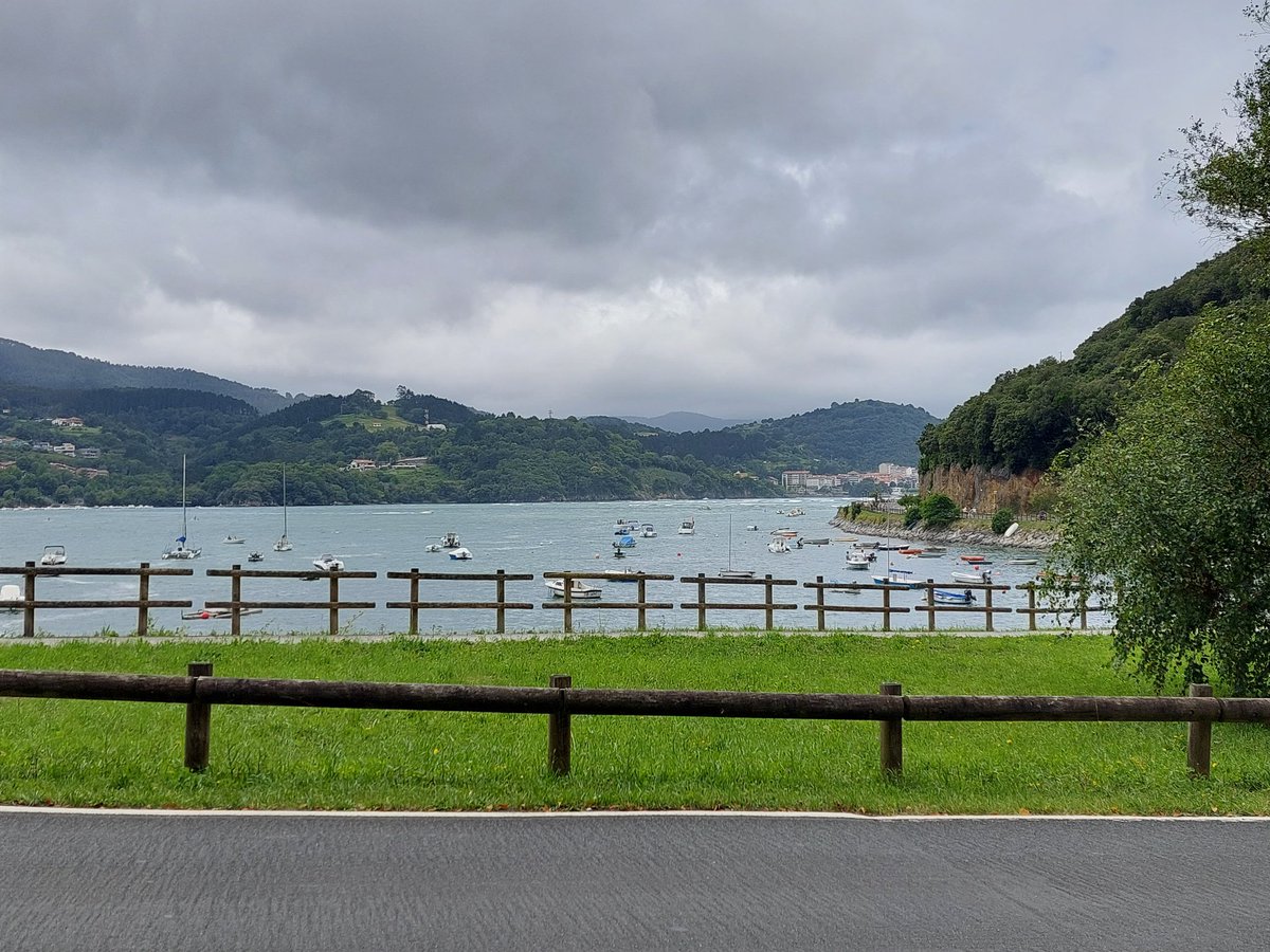 Sur la moto #francebleu  #francebleusport derrière les  🚴‍♀️🚴‍♀️🚴‍♀️🚴‍♀️🚴‍♀️ échappés <a href="/SimonGuglielmi/">simon guglielmi</a> <a href="/ValentinFerron/">Valentin Ferron</a> <a href="/L_Calmejane/">Lilian Calmejane</a> de la 1ere étape #TDFF2023 . Génial 😊. Public basque chaud comme la braise  et paysages somptueux.