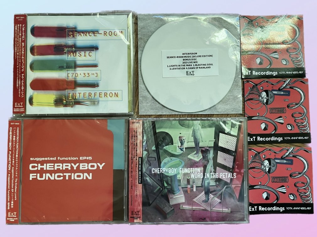 tomoppe612's tweet photo. 江ノ島の戦利品
・INTERFERON:SEANCE-ROOM MUSIC［DELUXE EDITION］
・CHERRYBOY FUNCTION/suggested function EP#5
・CHERRYBOY FUNCTION/WORD IN THE PETALS

ExT recordingsのステッカー頂いたから勝手にマグネットにしようかな
#TRANSONICRECORDS
#ExTRecordings https://t.co/BLhDepRhJJ