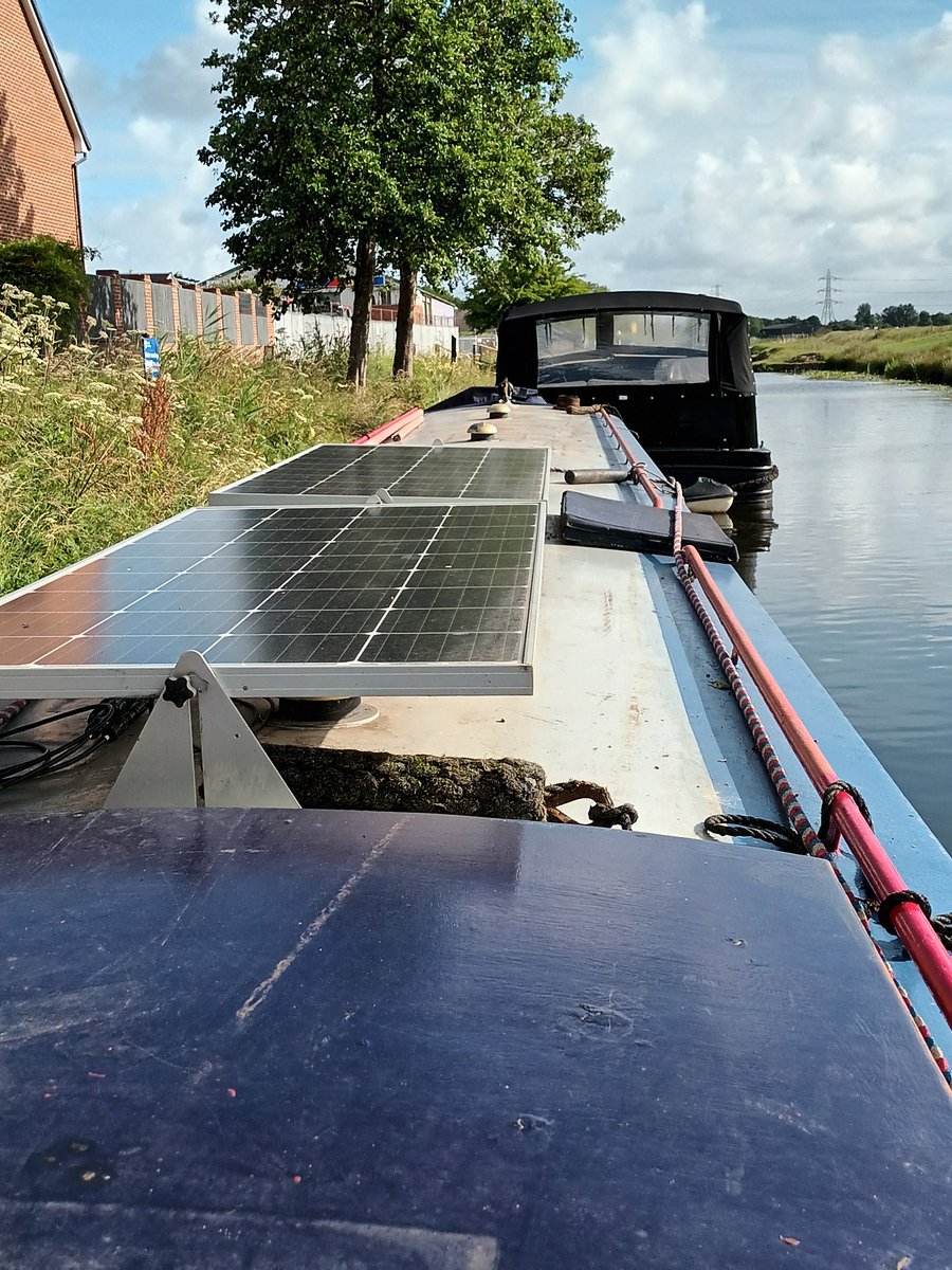 DeenaI's tweet photo. Not going across the Ribble Link today. Westerly winds too strong for safety. Maybe tomorrow, maybe Tuesday....maybe next week...

In the meantime need to move the garden again!!!
#boatsthattweet #boatlife #ribblelink https://t.co/2ZkhVlGp7x