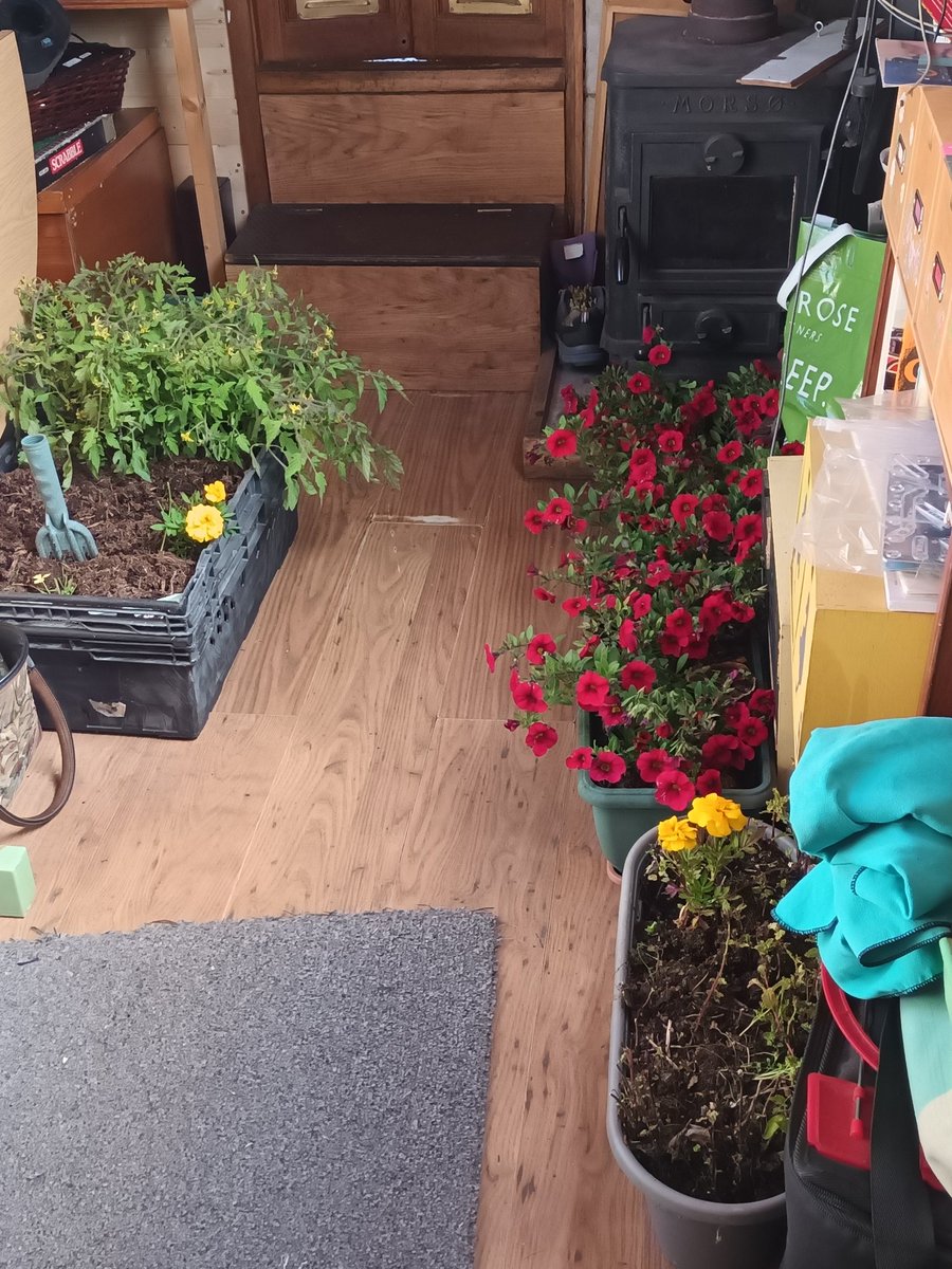 DeenaI's tweet photo. Not going across the Ribble Link today. Westerly winds too strong for safety. Maybe tomorrow, maybe Tuesday....maybe next week...

In the meantime need to move the garden again!!!
#boatsthattweet #boatlife #ribblelink https://t.co/2ZkhVlGp7x