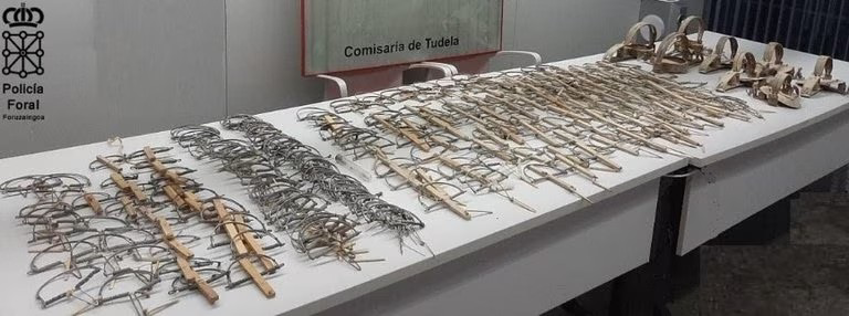 Alberto Rivero Saeta (@albertorsaeta) on Twitter photo El caso aislado de hoy: la policía foral de Navarra ha sorprendido a un cazador con 220 cepos Ilegales de caza para la captura de aves y mamíferos. #NoALaCaza #LaVerdadDeLaCaza pamplonaactual.com/articulo/notic… a través de <a href="/Pamplonaactual/">Pamplona Actual</a> El caso aislado de hoy: la policía foral de Navarra ha sorprendido a un cazador con 220 cepos Ilegales de caza para la captura de aves y mamíferos. #NoALaCaza #LaVerdadDeLaCaza pamplonaactual.com/articulo/notic… a través de <a href="/Pamplonaactual/">Pamplona Actual</a>