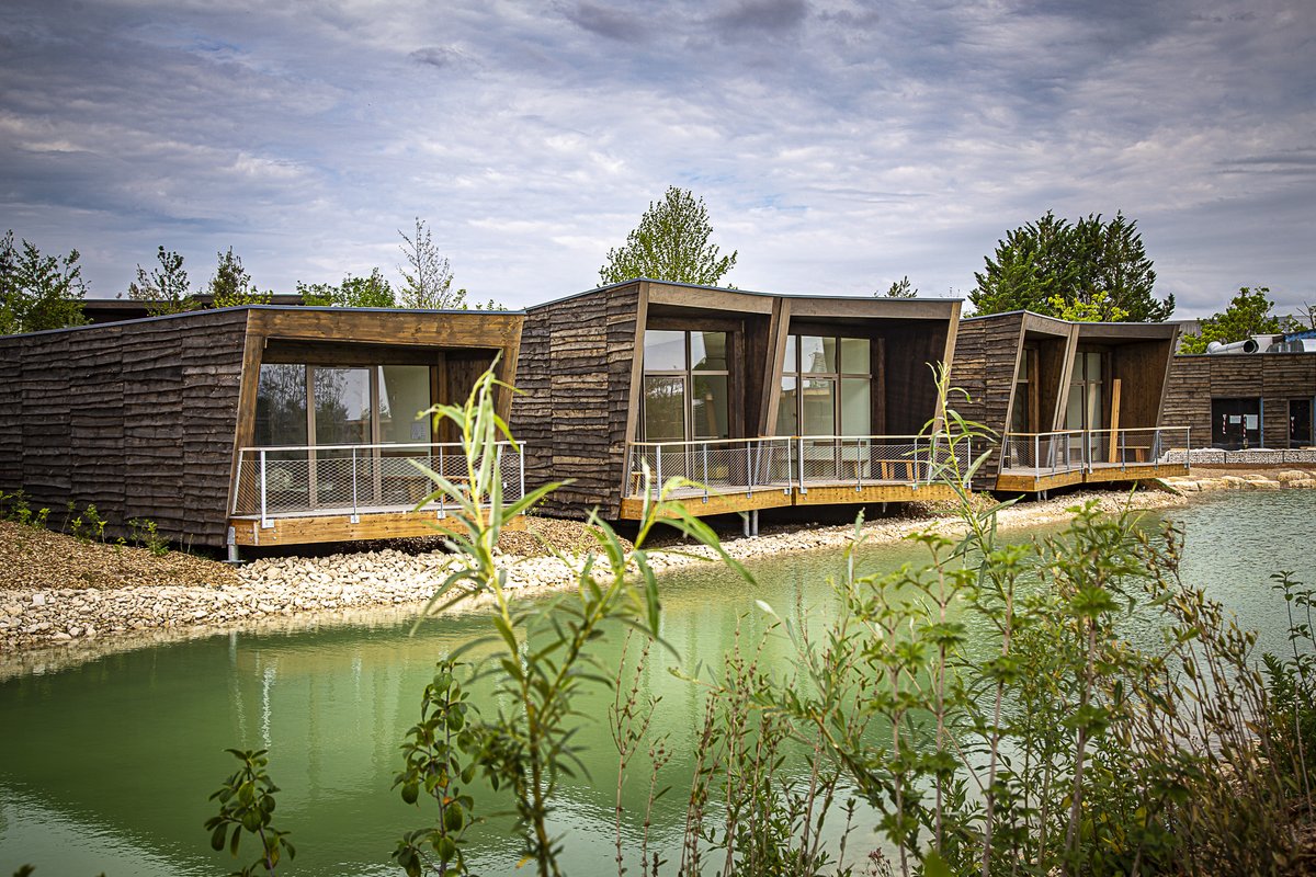 futuroscope's tweet photo. Le 8 juillet ouvrira "Ecolodgee"🌿, le 2e hôtel thématisé du Futuroscope, à forte dimension environnementale. Cet hôtel familial est composé de 120 lodges en bois disséminés dans un parc paysager de 3,8 hectares comprenant un vaste plan d’eau d’un hectare. https://t.co/Jrb5NFGtx1