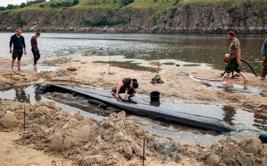 Lyla_lilas's tweet image. After the water has left in Kakhovska reservoir, , at the bottom you can find human remains, mammoth bones, objects from the Second World War, Cossacks, Byzantium, Paleolithic.  Recently, a seven-meter oak boat was found at the bottom.

 Experts suggest that the age of the find…