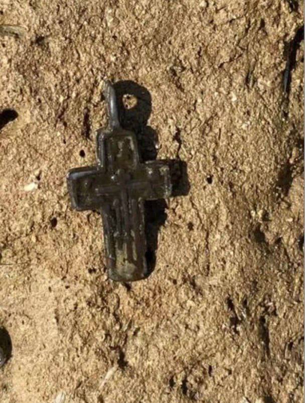 Lyla_lilas's tweet image. After the water has left in Kakhovska reservoir, , at the bottom you can find human remains, mammoth bones, objects from the Second World War, Cossacks, Byzantium, Paleolithic.  Recently, a seven-meter oak boat was found at the bottom.

 Experts suggest that the age of the find…