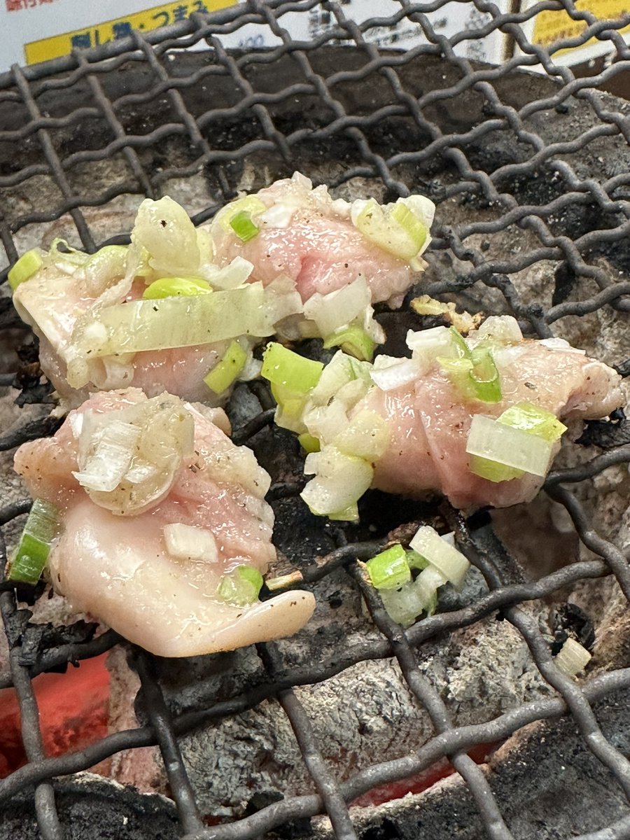 Dr_Jun's tweet photo. 夏はホルモン！
今宵は、16:00からスタート。
・豚の声帯軟骨（通称:クツベラ）。
・カシラ梅肉焼き
・上ミノ塩焼き https://t.co/pJmcK0hg9q