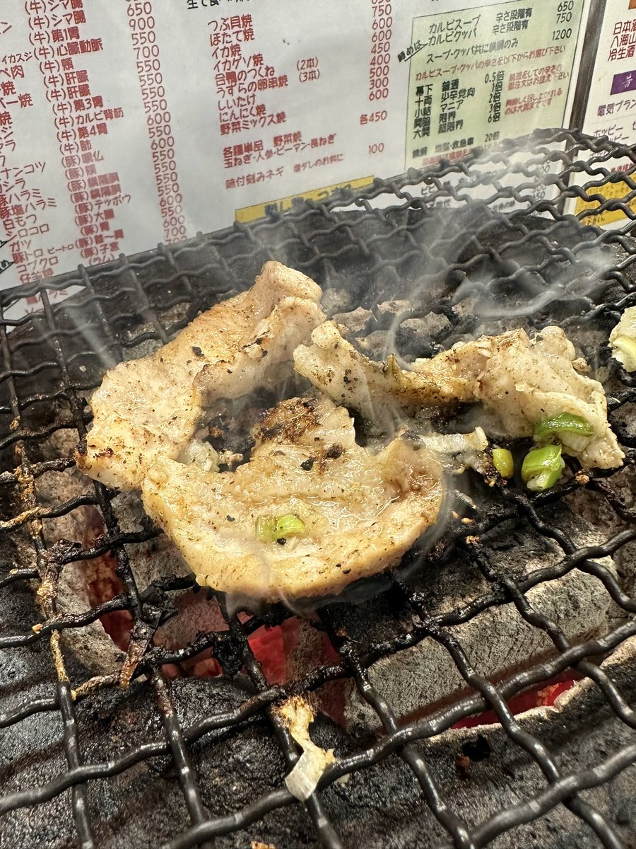 Dr_Jun's tweet photo. 夏はホルモン！
今宵は、16:00からスタート。
・豚の声帯軟骨（通称:クツベラ）。
・カシラ梅肉焼き
・上ミノ塩焼き https://t.co/pJmcK0hg9q