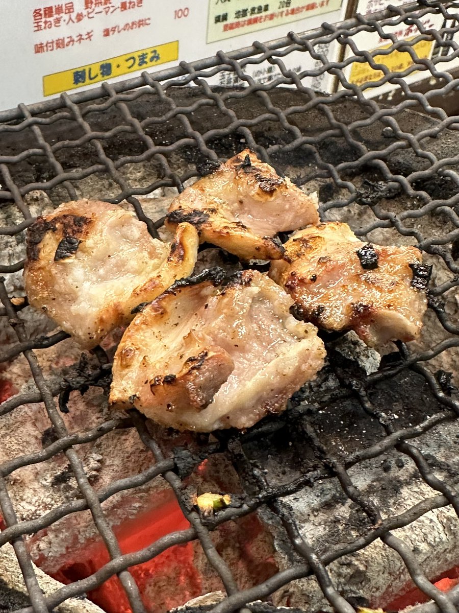 Dr_Jun's tweet photo. 夏はホルモン！
今宵は、16:00からスタート。
・豚の声帯軟骨（通称:クツベラ）。
・カシラ梅肉焼き
・上ミノ塩焼き https://t.co/pJmcK0hg9q