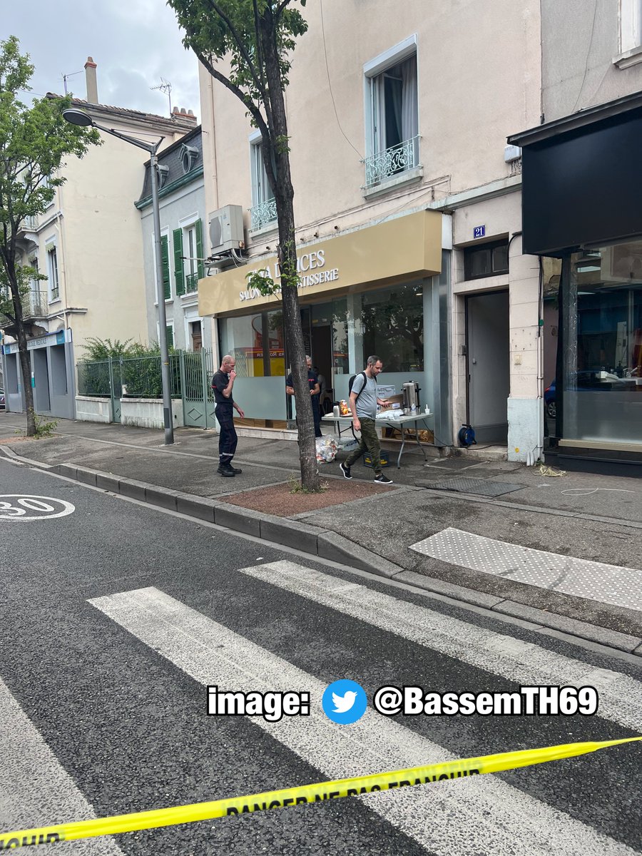 BassemTH69's tweet image. 🚨 Plus de 40 familles sont privées de logement⬇️

‼️ Le quartier est bouclé, les bus coupés.
‼️ Les habitants et commerçants de la ville de #SaintFons ont installé une table pour nourrir les pompiers sur place depuis 6 heures.
‼️ Les familles sont sous le choc

#emeutes #Lyon