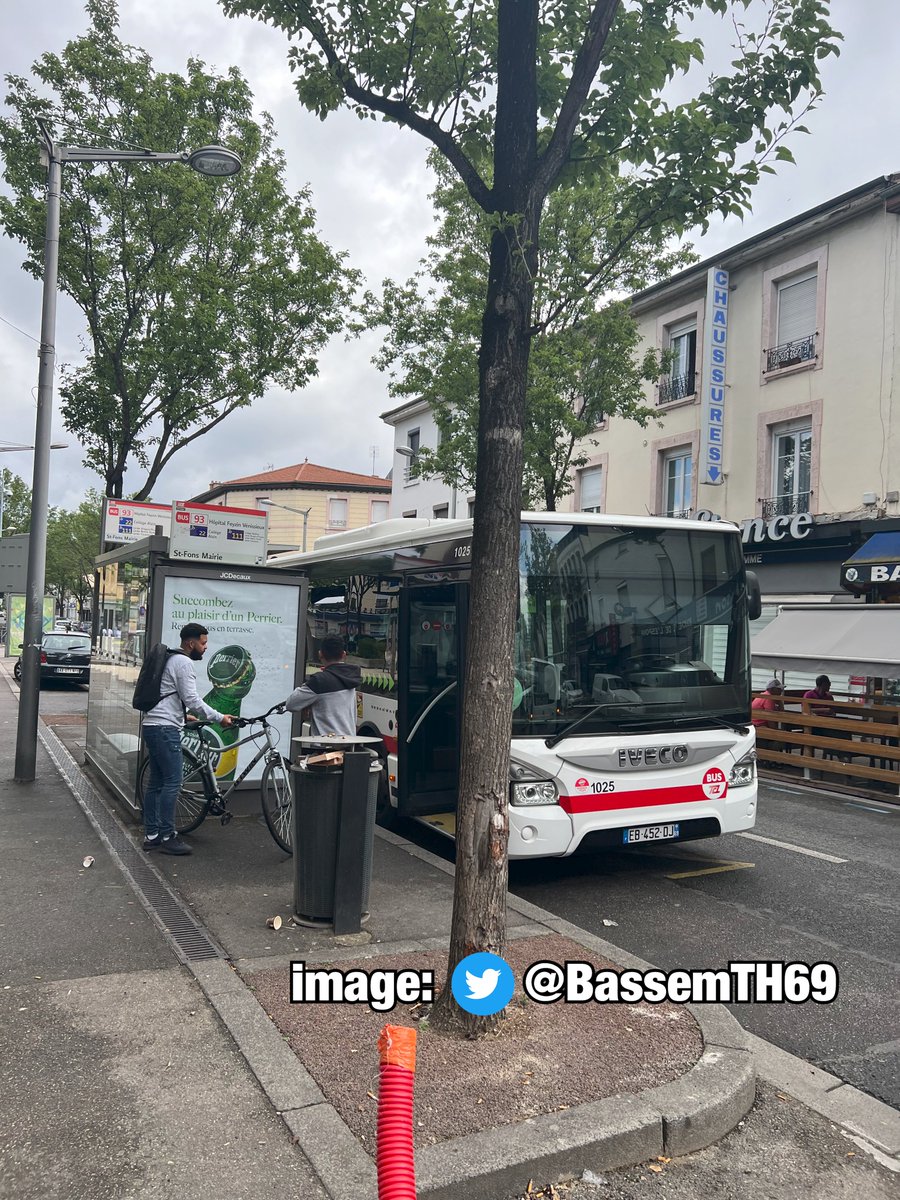 BassemTH69's tweet image. 🚨 Plus de 40 familles sont privées de logement⬇️

‼️ Le quartier est bouclé, les bus coupés.
‼️ Les habitants et commerçants de la ville de #SaintFons ont installé une table pour nourrir les pompiers sur place depuis 6 heures.
‼️ Les familles sont sous le choc

#emeutes #Lyon