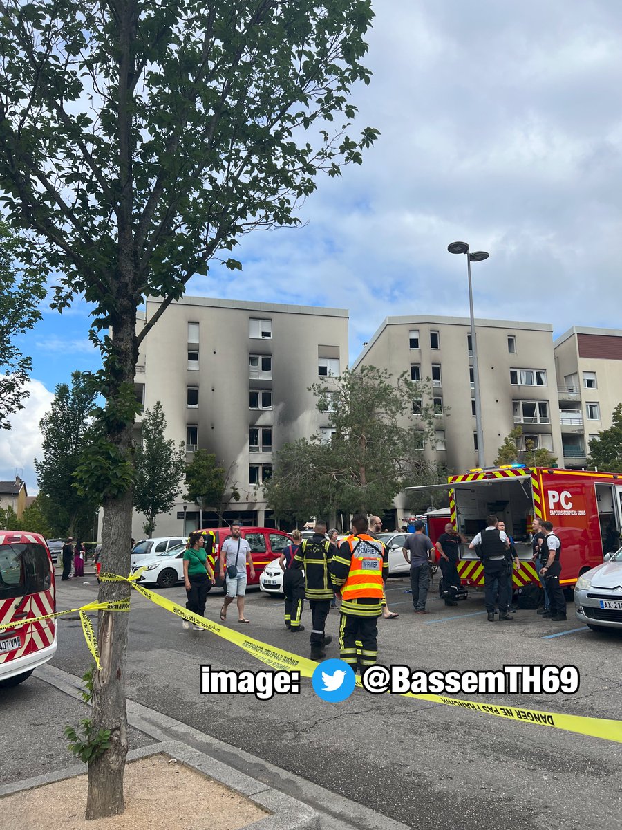 BassemTH69's tweet image. 🚨 Plus de 40 familles sont privées de logement⬇️

‼️ Le quartier est bouclé, les bus coupés.
‼️ Les habitants et commerçants de la ville de #SaintFons ont installé une table pour nourrir les pompiers sur place depuis 6 heures.
‼️ Les familles sont sous le choc

#emeutes #Lyon