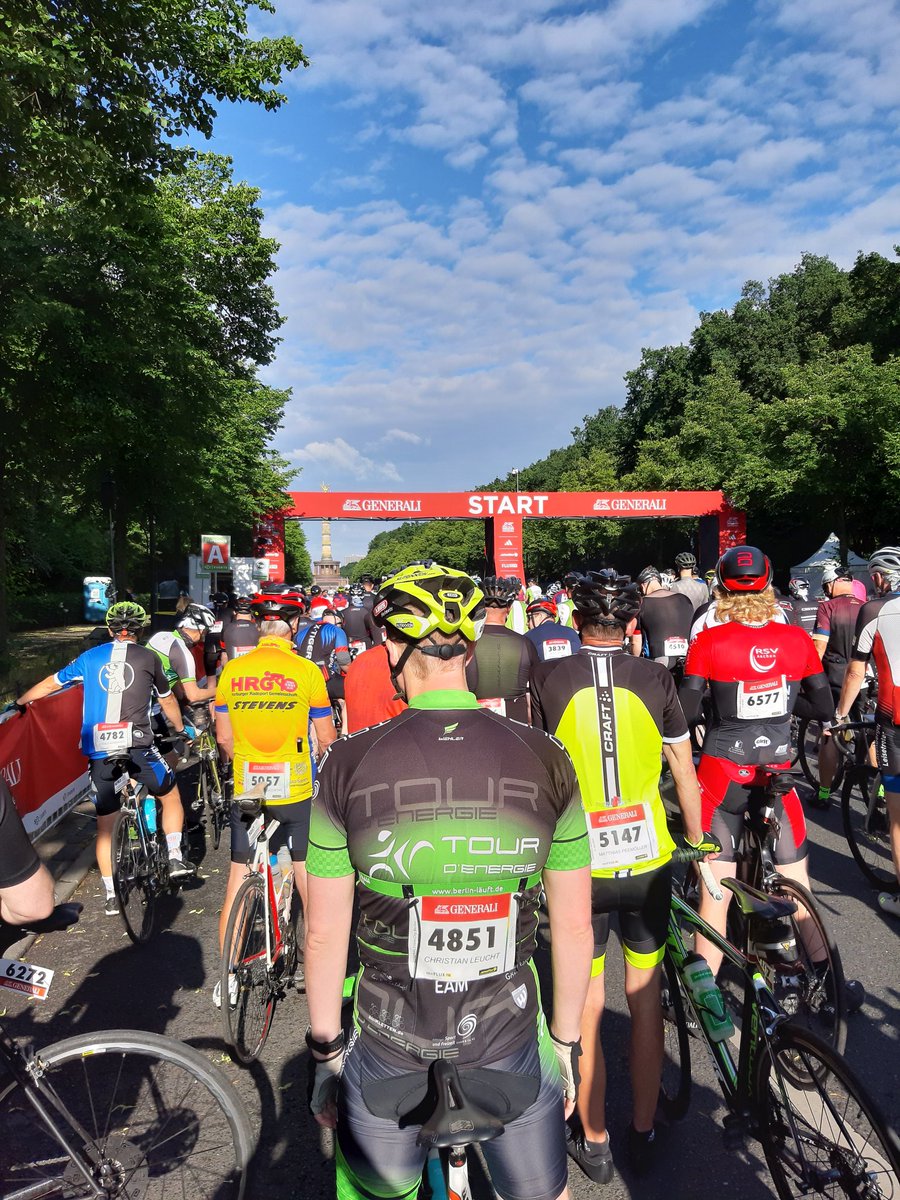 Heute Morgen um 8 lächelte noch die Sonne für die Radsportler. Daumen drücken dass es bei Velocity und Tour de Berlin Feminin trocken bleibt.