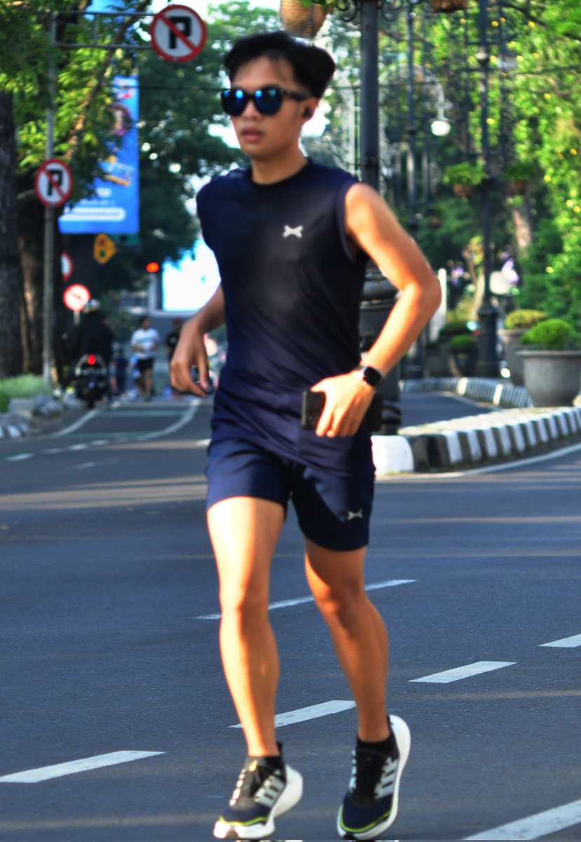 m_ridwan5's tweet photo. Stay Commited to your running goals but flexible in your training 💪🏃🏙.
.
#bandunghits #bandung #bandungrunners #bandungrun #instarunning #running #runningbandung #runners #runningmotivation #runningshoes #runningcomunity #solorunning #solorunner #nike #runningpics https://t.co/DHEtnIKa1s
