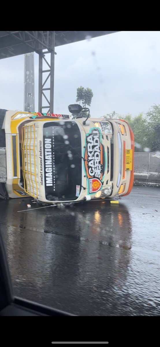 tarisilalahi's tweet photo. Kecelakaan di deket KM 25 Tol Cikampek arah Jakarta, please help asap @PTJASAMARGA https://t.co/7GtaU9iQj8