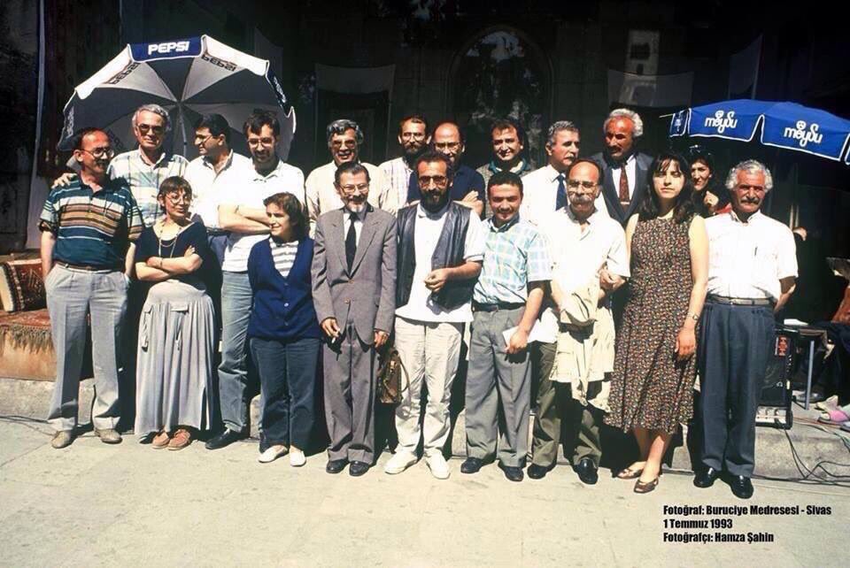 BaddiesAlevi's tweet photo. yakılarak katledileceklerinden habersiz şehitlerimizin son fotoğrafı..
#unutMADIMAKlımda 
#2Temmuz1993 https://t.co/efSA5sM3Jc