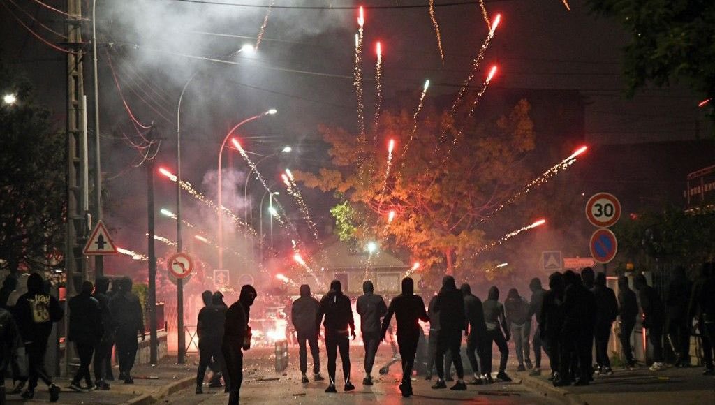 GossipRoomOff's tweet photo. 🚨 À #Lorient, une "brigade anticasseurs" composée de 20 à 30 jeunes hommes cagoulés, a procédé, vendredi soir, à des interpellations sauvages d'émeutiers, "en soutien à la police", et ce, de leur propre initiative. 🚔 (via Le Télégramme) https://t.co/QboYxilV7M