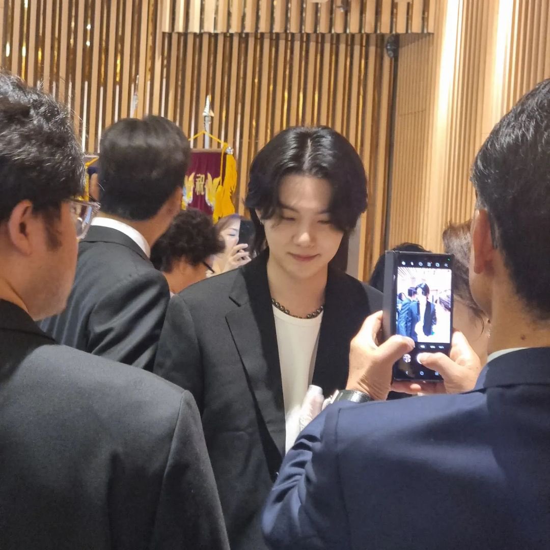 withsuga309's tweet photo. 민금재 wedding 🐱💜 

#민윤기 #슈가 #SUGA @BTS_twt https://t.co/e0wX0LTBVi