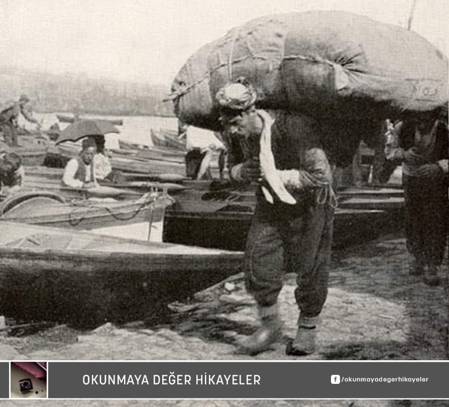 tariharsivi's tweet photo. HERŞEYİN HAYIRLISI…
Nafakasını sırtında ağır yük taşıyarak kazanan hamalın biri namazlarında daima “Ya Rabbi, bana ne vereceksen hayırlısını ver, bir ekmek de olsa hayırlısından ihsan eyle” diye dua ediyormuş. Adamın hep aynı duayı tekrarlaması yanındakilerin dikkatini çekmiş. Nihayet biri, bir gün sormadan edememiş:
Kardeşim, sen her namazdan sonra duada “Ya Rabbi, bana ne vereceksen hayırlısını ver, bir ekmek de olsa yine hayırlısından ihsan eyle” diye yalvarıyorsun. Ekmeğin hayırsızı da mı olur ki?
Hamal “Birader, benim başıma geleni bir bilsen sen de aynı duayı tekrarlarsın.” Yanındakiler iyice meraklanmışlar “Neymiş başına gelen, biz de duyalım.” deyince hamal başlamış anlatmaya;
“Ben ekmeğini, sırtımdaki ağır yüklerin altında inleyerek kazanan bir insanım. Bir gün yine bir yokuş yukarı sırtımda yükle çıkarken fena hâlde yorulduğumdan yükü yere indirdim. Alnımdan damlayan terleri silerken içimden bir feryat koptu ve dedim ki; “Hey ya Rabbi, yediğim ekmeği bana ne kadar da zor veriyorsun. Ne olur, bu bir ekmeği şöyle ‘oturduğum yerden’ kazanmayı ihsan eylesen de, böyle kan ter içinde kalmasam.”
Tam bu dua ağzımdan çıkar çıkmaz, birden karşımda iki kişinin sille tokat dövüştüklerini gördüm. Dayanamadım, aralarına girip ayırırken birinden yediğim bir yumrukla yüzüm kan revan içinde kaldı, işte o sırada gelen polisler, beni de kavgacılardan biri zannederek doğruca hapse attılar!
Mahkemeye çıkıncaya kadar yattığım hapiste her gün bana ekmek veriliyordu. Sırtüstü yattığım yerde ayağıma gelen bu ekmeği sıkıntı ve üzüntüden yiyemiyordum... Kendi kendime diyordum ki, işte ne sırtında yük taşıyorsun, ne de alnından öyle soğuk terler akıyor. Sana oturduğun yerde bedavadan gelen ekmek. Zevkle yesen ya...
Ne var ki, dışarıda çalışarak alın teriyle kazandığım o ekmek, hapiste ‘ayağıma gelen bu bedava ekmekten’ çok daha huzur verici ve lezzetliydi... O zaman anladım ki, ben yanlış dua etmişim. Oturduğum yerden bir ekmek ver demişim, ama hayırlısından ver dememişim. İşte o günden bu yana dualarımda isteğimi değiştirdim. Rabb’imden ‘zahmetli de olsa hayırlısını, huzurlusunu’ vermesini niyaz ediyorum...