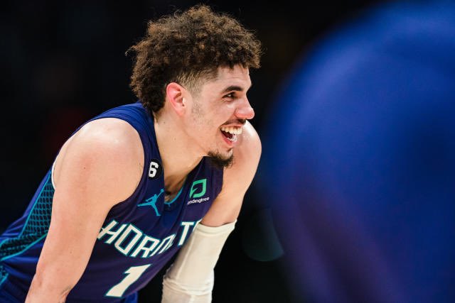 StorieASpicchi's tweet photo. I contratti di Haliburton e LaMelo sono trattati mediaticamente alla stregua di inciuci di paese, con la stessa mole errata e per sentito dire di inesattezze. 

Nei tweet di Woj e Shams c’è scritto prima di quel “260” o “270” che “può arrivare fino a”. Quindi non è il loro fisso, quindi non guadagnano 52 e 54 all’anno, quindi non è detto che maturino le condizioni per i rispettivi bonus (parliamo di All-NBA, MVP, DPOY, non una doppia-doppia).

Sono due giocatori fondamentali per le rispettive franchigie, fino ad oggi ancora sotto il primo contratto firmato, e per i quali sono scattati i criteri per la rookie-scale extension. E sono due giocatori, seppur diversi, fenomenali. Non c’è nulla di cui scandalizzarsi o far scandalizzare.

#otnba