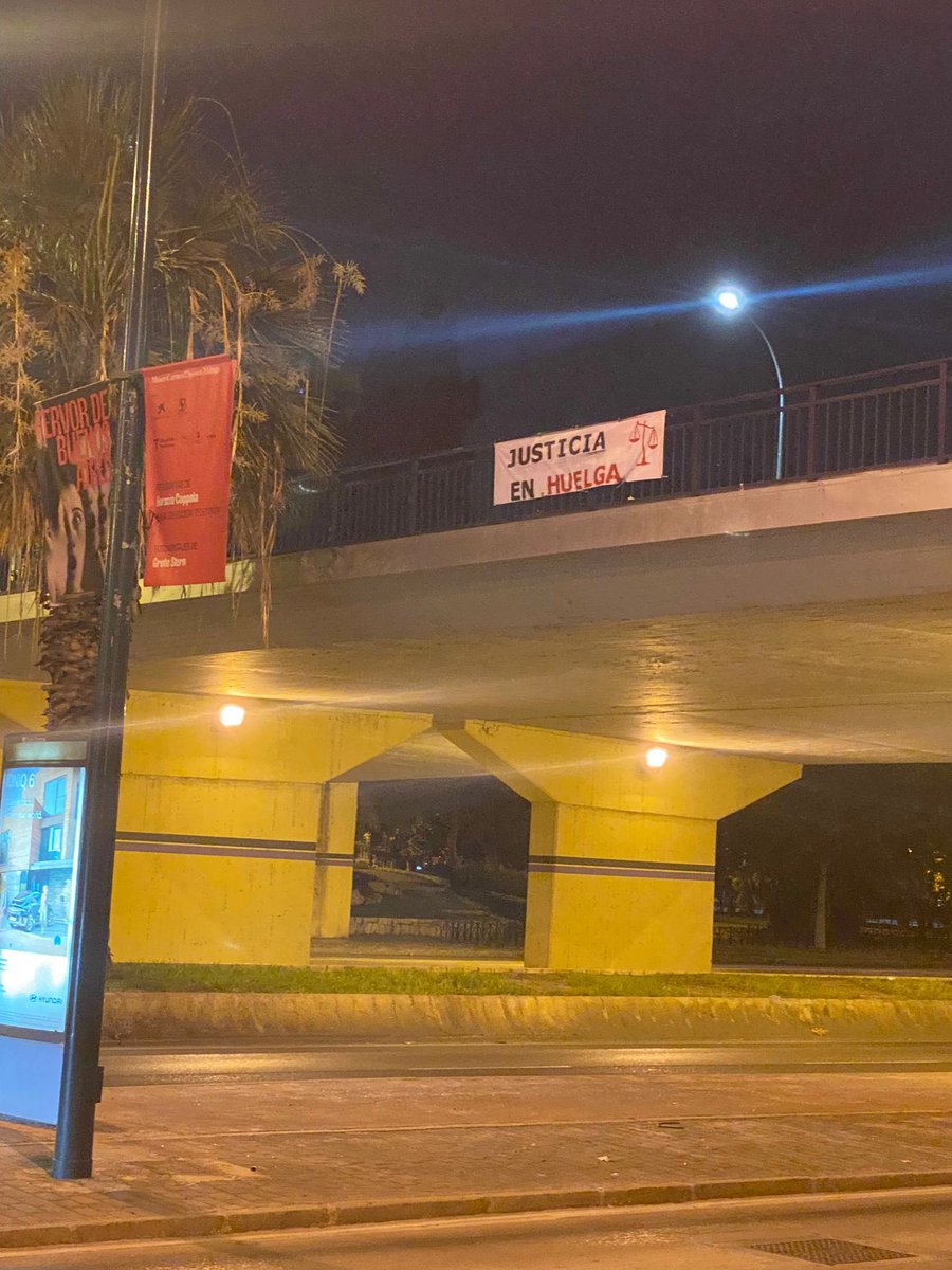 Dani_64's tweet photo. Málaga amanece con las reivindicaciones de los funcionarios de justicia en huelga ✊🏻✊🏻 #JusticiaEnLucha #HuelgaEnJusticia @sanchezcastejon @pilar_llop @PSOE https://t.co/zdqsMPBTDk