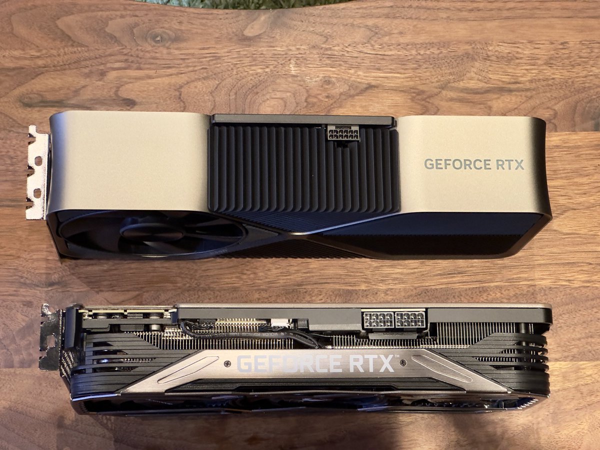 ikuz_a's tweet photo. RTX4090FE届いた
Gainwardの3090もデカいと思ってたけど更にデカい。見た目はシンプルでとってもカッコいい

そんなシンプルな4090を取り付けるPCがこちら❣️

#自作PC
#NZXT
#RTX4090FE https://t.co/vU9xA2m3J1