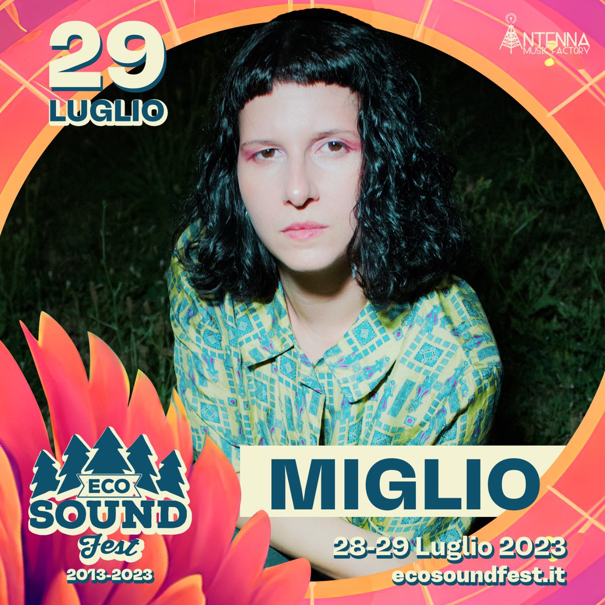 Le sue canzoni raccontano storie vissute e restituiscono la precarietà della sua generazione. 
Il suo è un cantautorato postmoderno che attinge alla new wave anni '80 e all’elettronica.
Miglio✨
29 Luglio💚#EcoSoundFest2023
Caprarola (VT), Parco delle Ex Scuderie Farnese