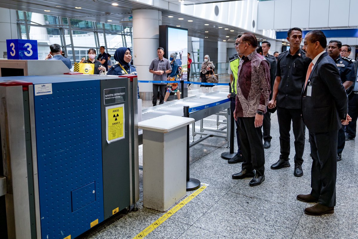 anwaribrahim's tweet photo. Dalam lawatan mengejut ke kaunter Imigresen dan Kastam di KLIA sebentar tadi, saya dapati ada ruang untuk penambahbaikan bagi memantapkan pengoperasian di pintu masuk negara ini.

#MalaysiaMADANI https://t.co/kooefpgDgT
