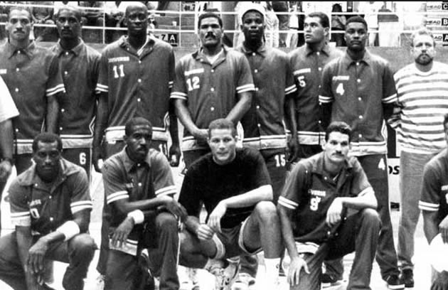 VICTORIA HISTÓRICA
2 de julio de 1992: La Vinotinto de baloncesto derrota a Canadá 76-72 en el Preolímpico de Portland, EE. UU., para convertirse en el primer equipo venezolano, de cualquier disciplina, que clasifica a unos Juegos Olímpicos.