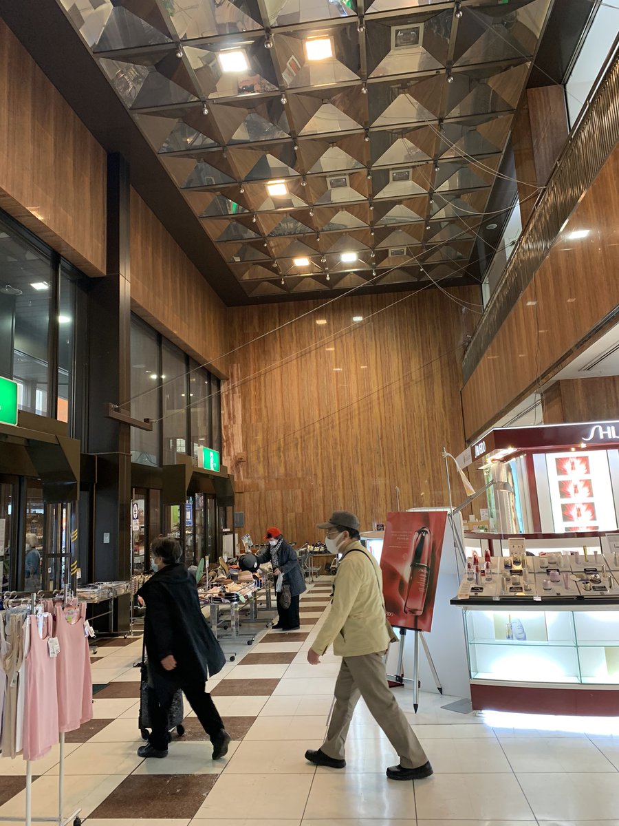 slope_express's tweet photo. 閉店した百貨店(47) 三春屋

昨今最も不可解な閉店を遂げた百貨店。
八戸市七日町にあるクラシックなランドマーク的な店でした。
一度中合傘下に入りましたが晩年は独立。

2021年3月〜デジタルハイブリット百貨店に再生するため閉店セールを始めましたが、1年以上営業を続け、2022年4結局本当に閉店。 https://t.co/7drxCWcQ3l
