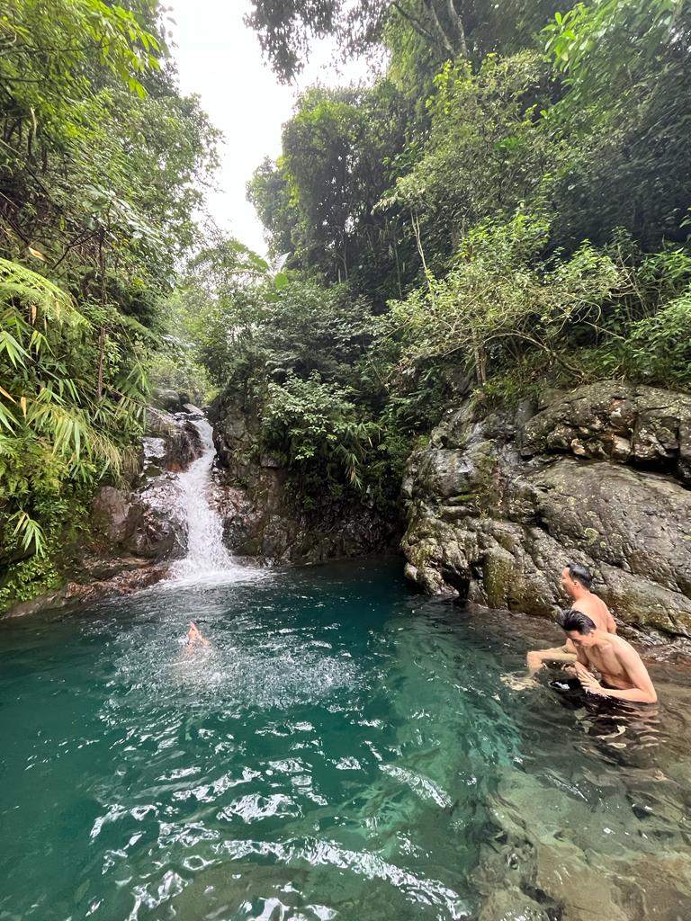andreqve's tweet image. Kemarin main ke Sentul dengan rute puncak kuta - curug meriuk.

Lumayan bikin betis sakit, terus curugnya sungguh cakep. Air segar nan sejuk + sepi pengunjung 🤜🤛