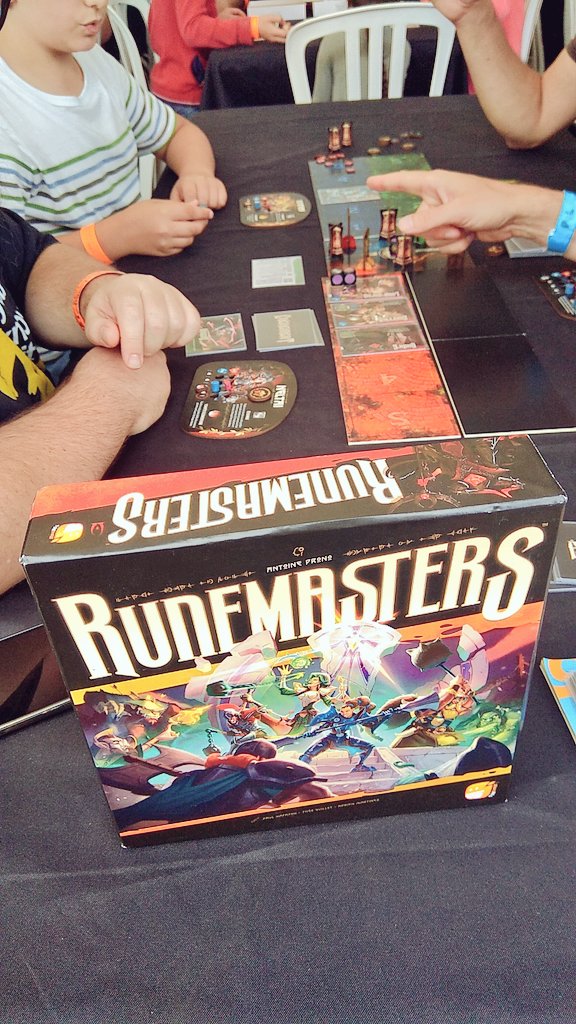 meyklar's tweet photo. En train de regarder une partie de #Runemasters le future sortie de chez @Funforge, le premier #j2s de @transludis https://t.co/xQKETzck8U
