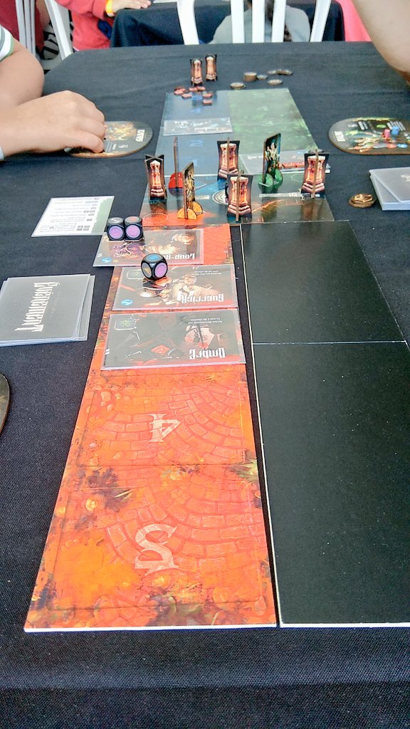 meyklar's tweet photo. En train de regarder une partie de #Runemasters le future sortie de chez @Funforge, le premier #j2s de @transludis https://t.co/xQKETzck8U
