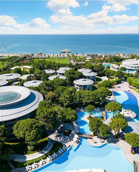 eminpazarci's tweet photo. Saltanata bakın:
Geceliği 316 bin lira. 5 günlüğü 1 milyon 580 bin eder. Bay Kemal işte burada kaldı. Korumalarına da ayrı bir villa tutuldu.
İndirimli bile olsa dudak uçuklatıyor fiyatı. Seçim bitti, Kılıçdaroğlu'nun halkçılığı da demokratlığı da gitti. https://t.co/vrElXjBrYJ