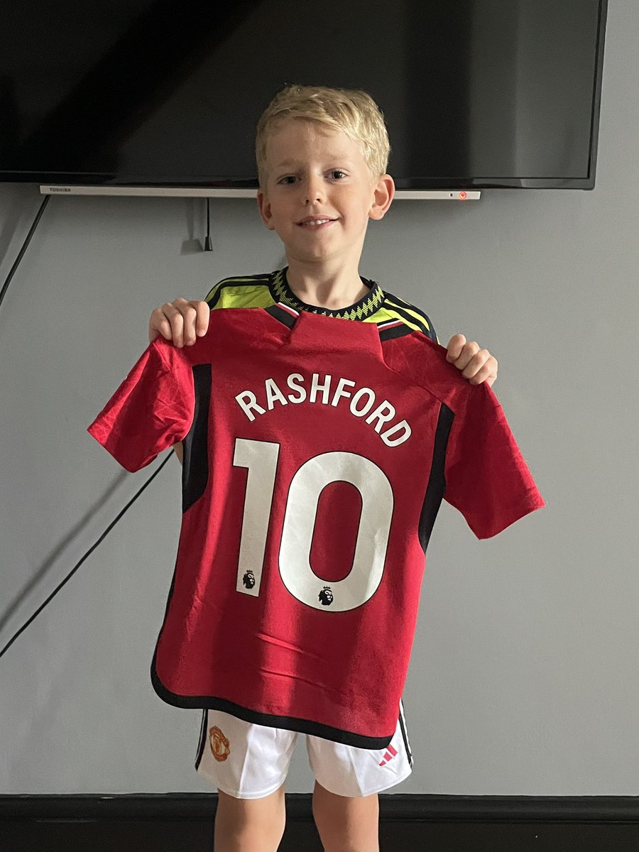 7TGreen7's tweet photo. @MarcusRashford Zach loves his new @ManUtd shirt with his favourite player on the back! #united #newkitday https://t.co/S1I2QBcx5O