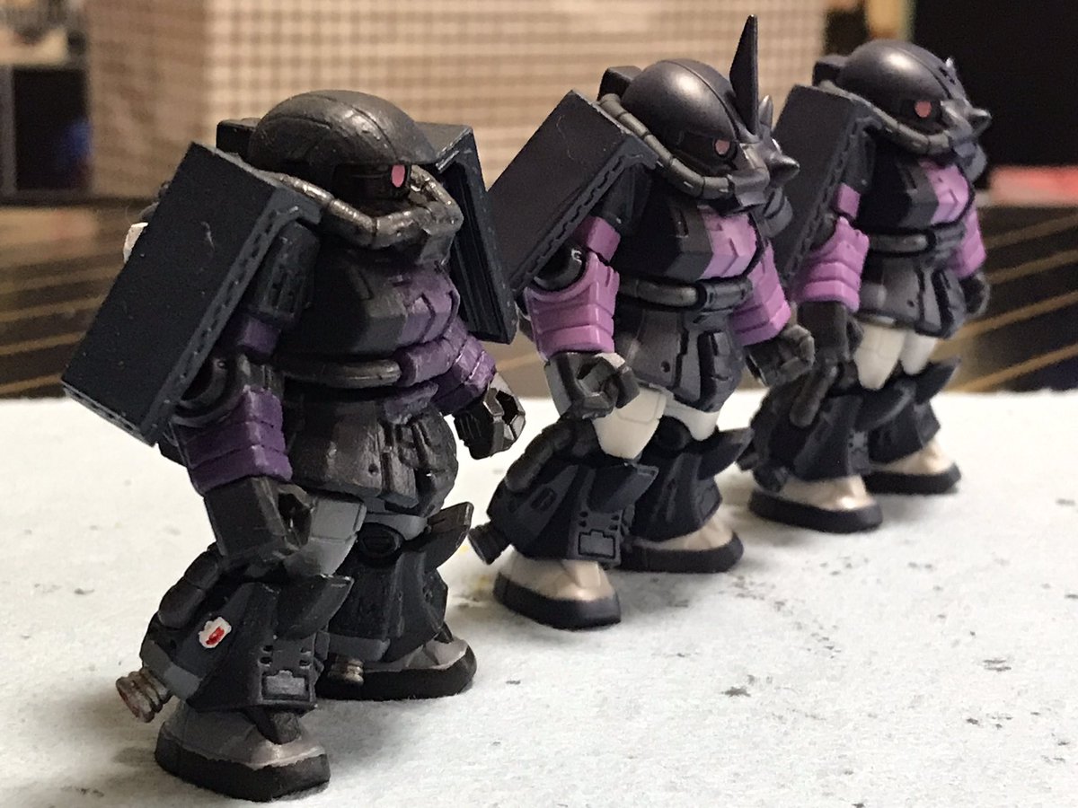 TakataKatchan's tweet photo. 色を_φ(・∀・ )♪ヌリヌリ
揃えました! #黒い三連星
強そうだ👍
後は、デカールだな(´-ω-)ウム
#モビルスーツアンサンブル
#MS06R1 #ザク https://t.co/GPaJWBB8S0